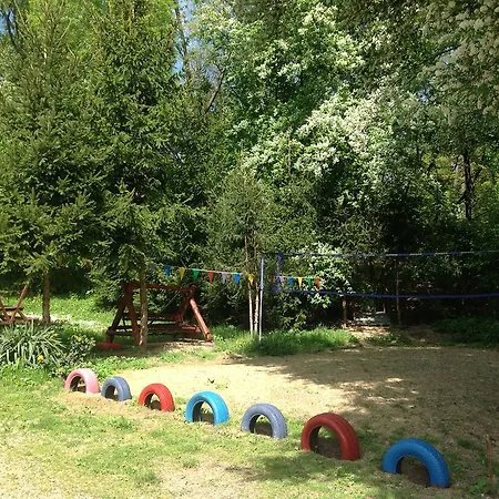 Zoldovezet Vendeghaz * Parád
